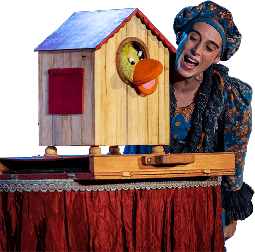 photo de deux personnages dont une marionnette lors d'une représentation de Drôles d'Oiseaux - Spectacle pour les tous petits