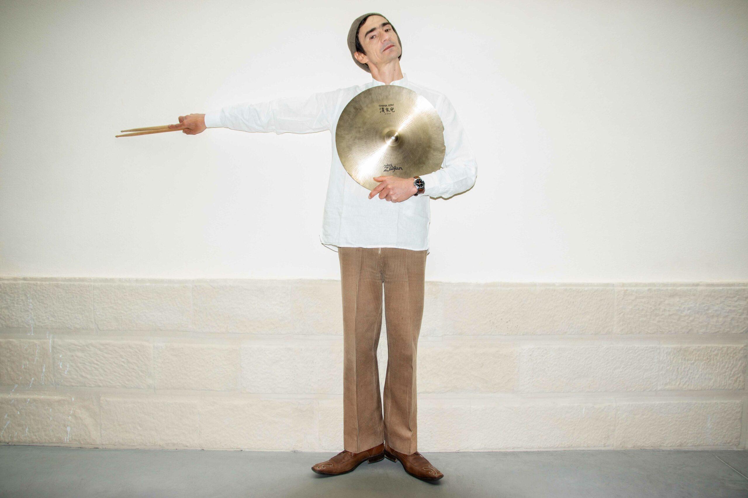 batteur avec ses baguettes et sa cymbale